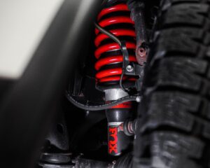 サスペンションのベストな交換時期と費用の目安を解説！交換しないとどうなる？
