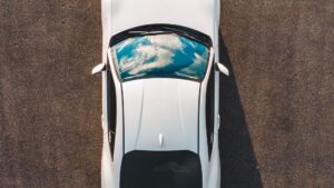車の屋根(ルーフ)・天井に凹みや傷！その原因や修理する方法（DIY）・修理代など