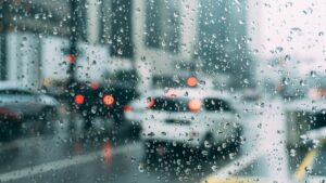水没車の修理費用は120万円！大雨による水没でも保険適用になる？