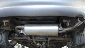 マフラー交換にかかる費用や工賃は？社外品を選ぶメリットとデメリットも