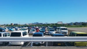 駐車場で車をぶつけられた際の対処法などについて解説！